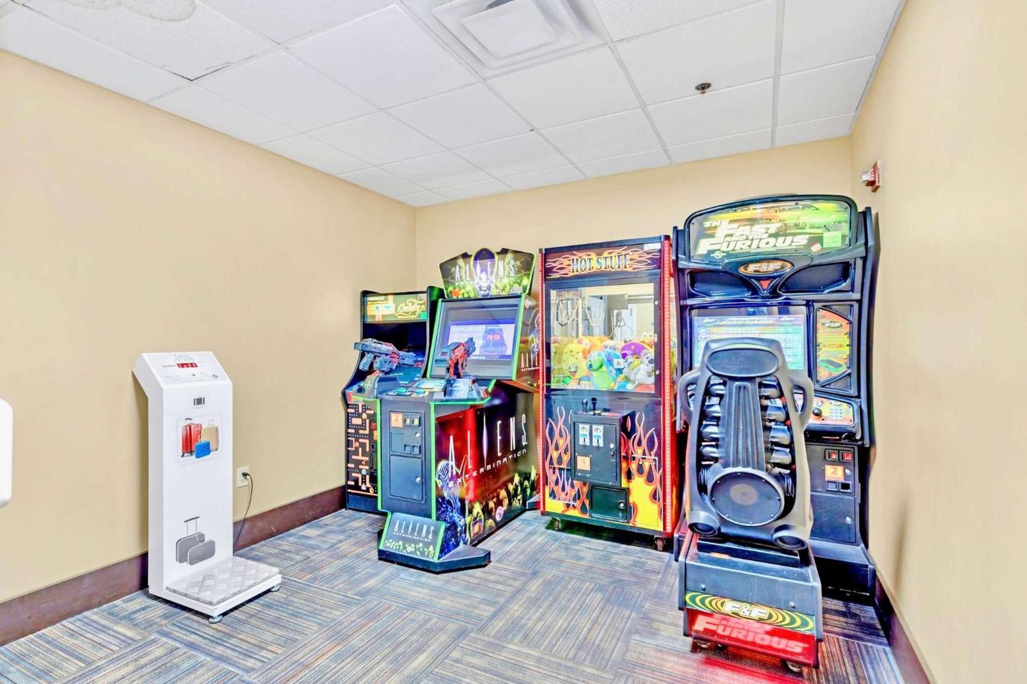 Near Universal Unit - Hot Tub & Pool Apartment Orlando