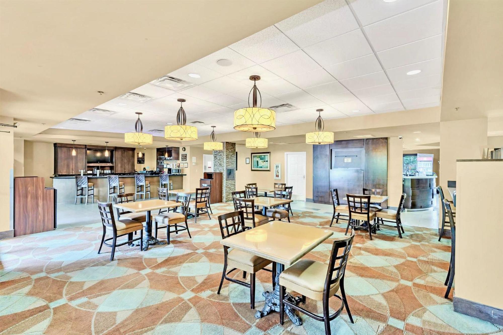 Near Universal Unit - Hot Tub & Pool *