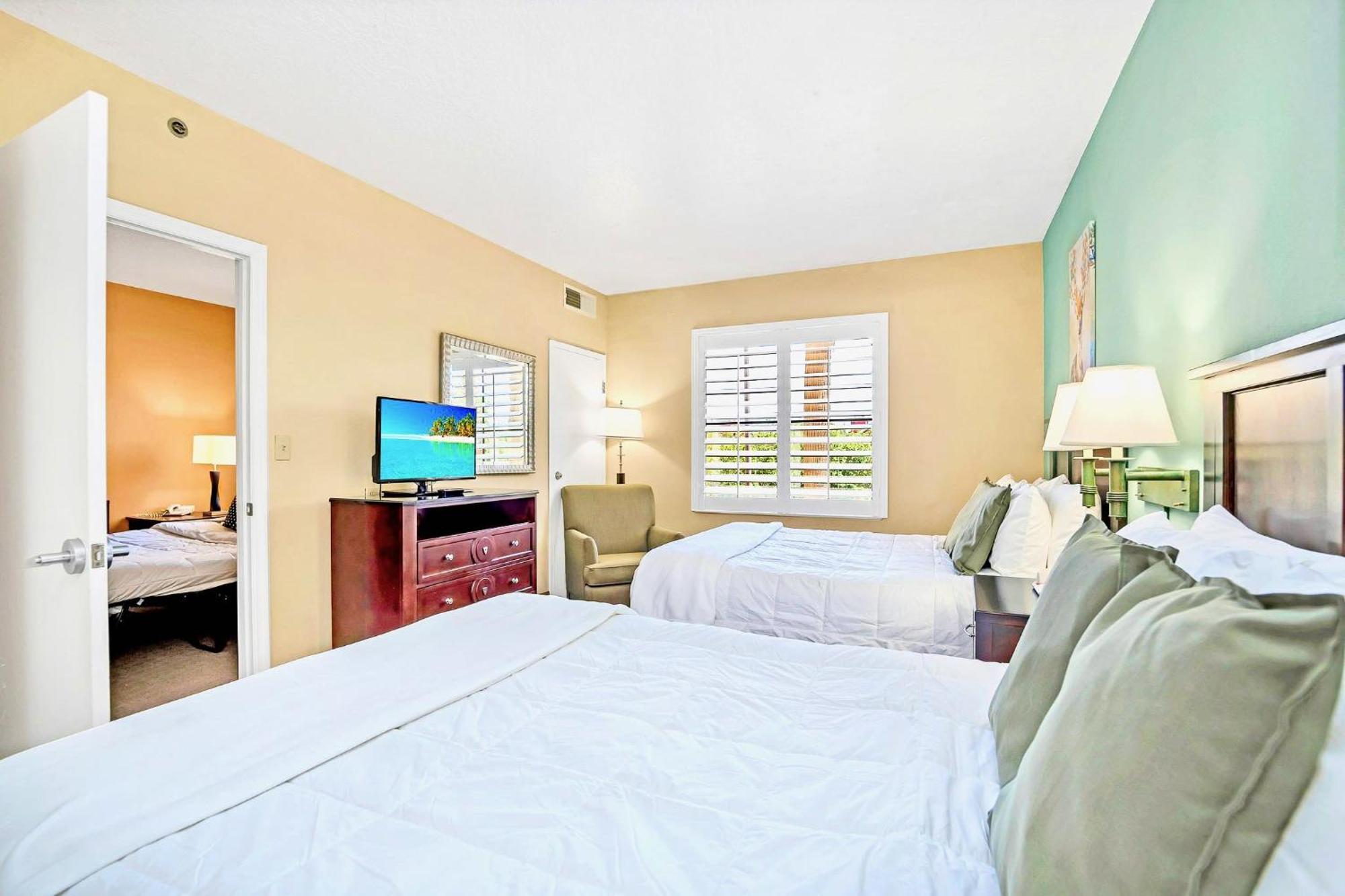 Near Universal Unit - Hot Tub & Pool Apartment *