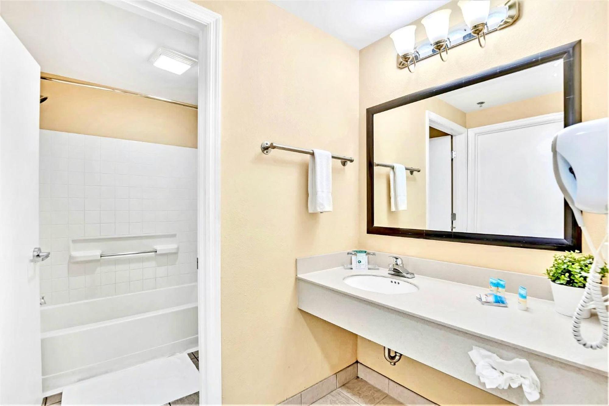 Near Universal Unit - Hot Tub & Pool *