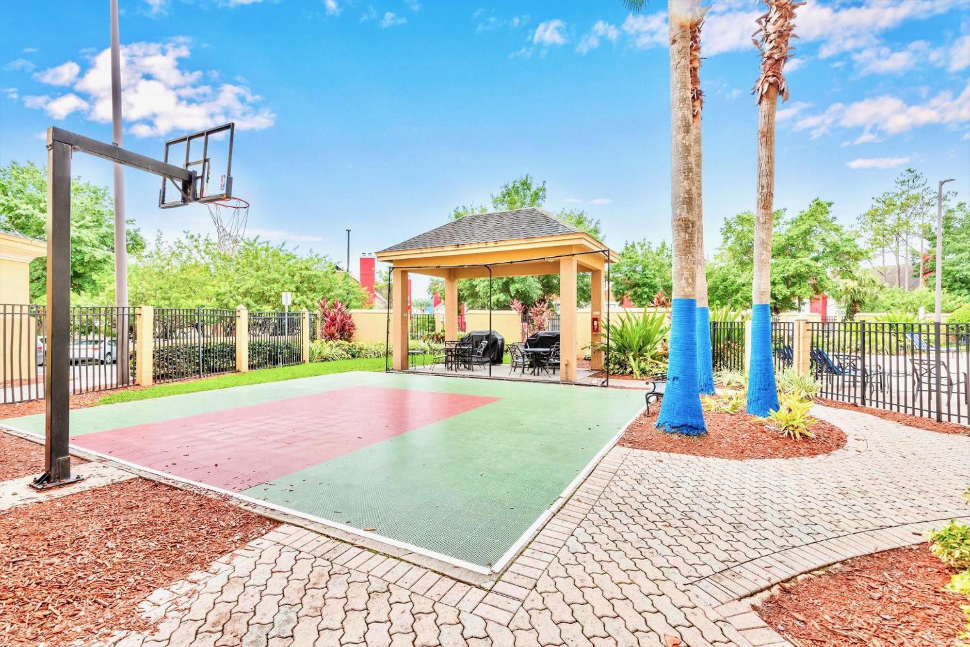 Near Universal Unit - Hot Tub & Pool Orlando