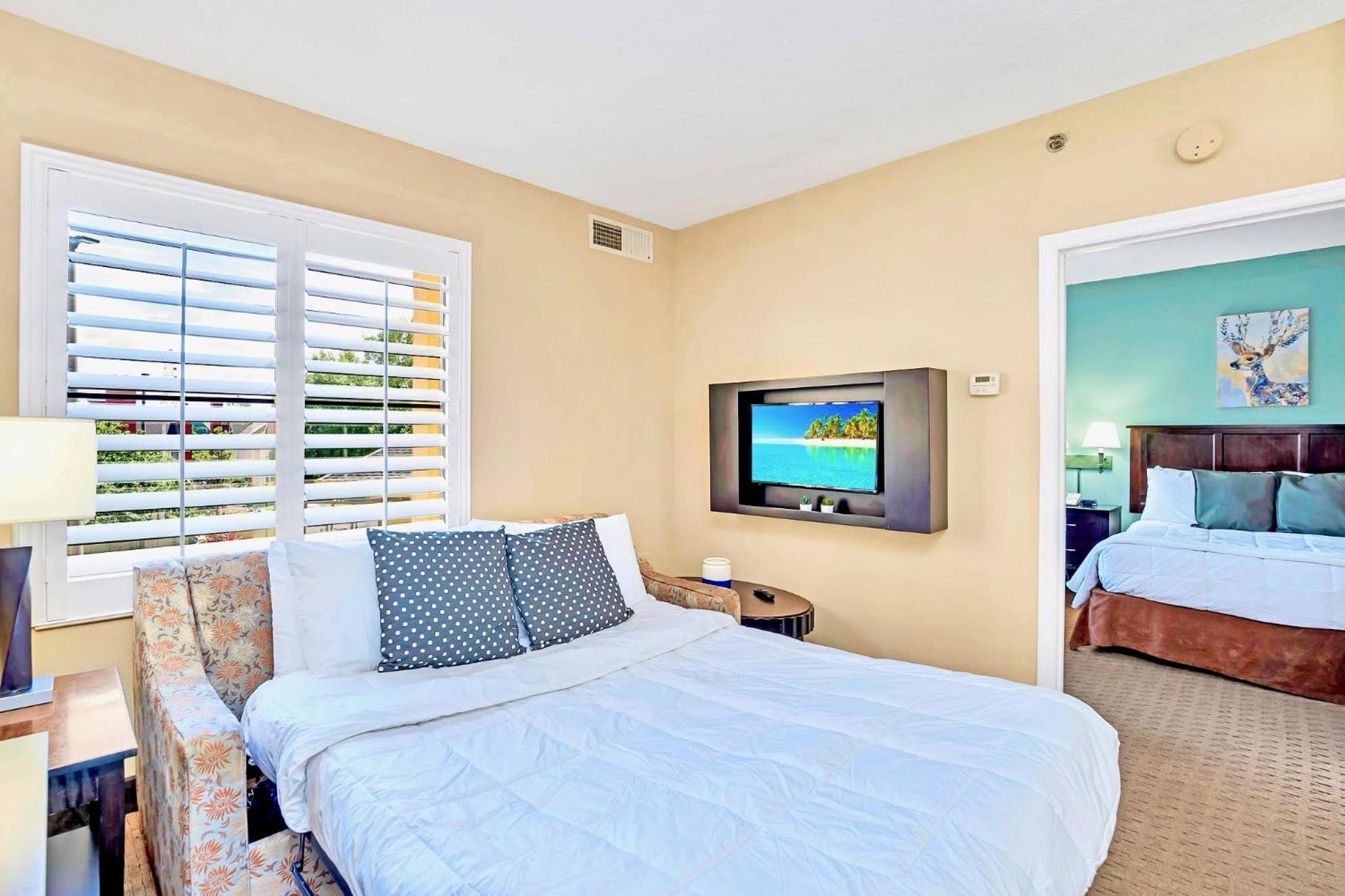 Near Universal Unit - Hot Tub & Pool Apartment
