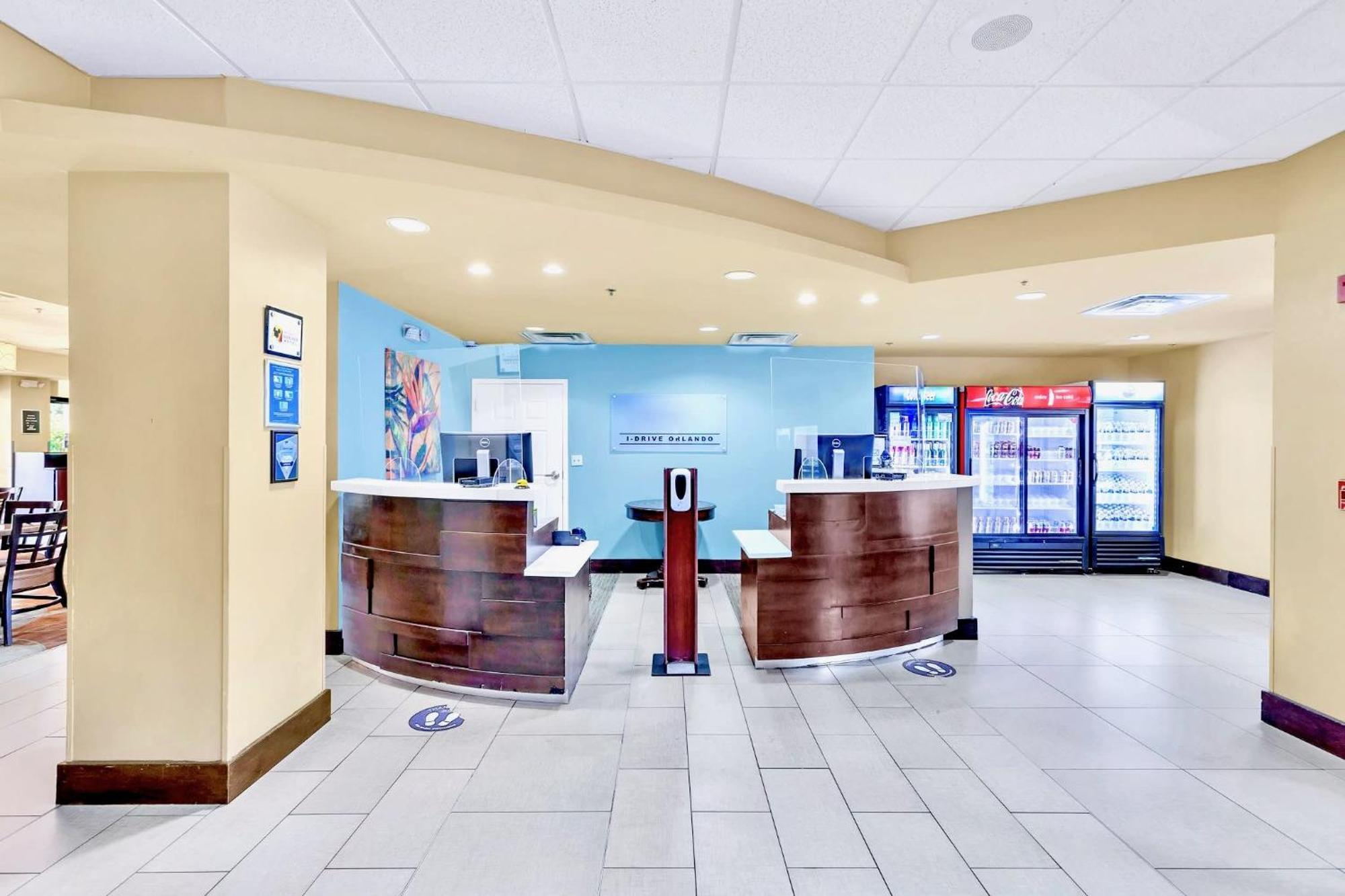 Near Universal Unit - Hot Tub & Pool Apartment *
