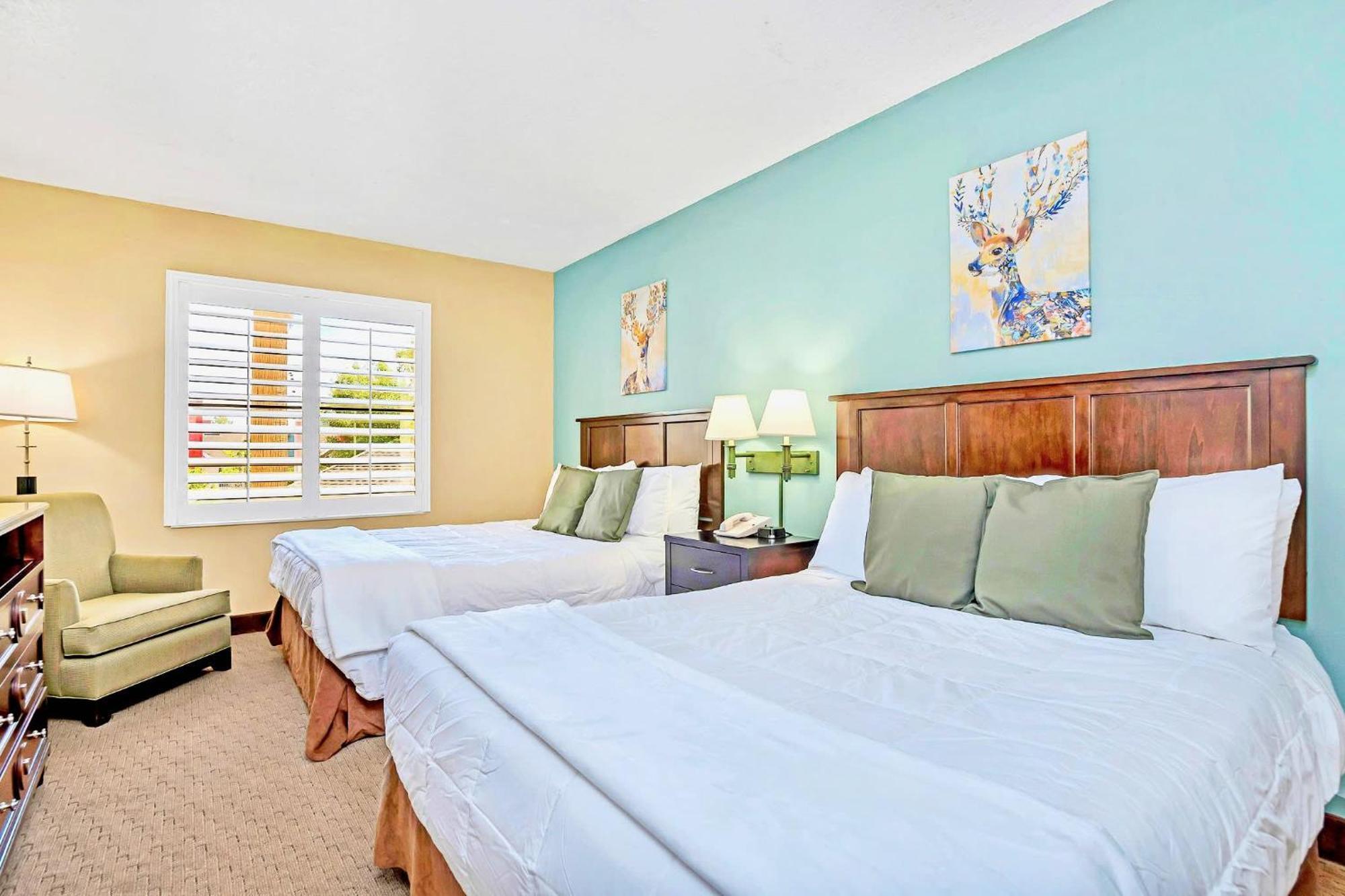 Near Universal Unit - Hot Tub & Pool *